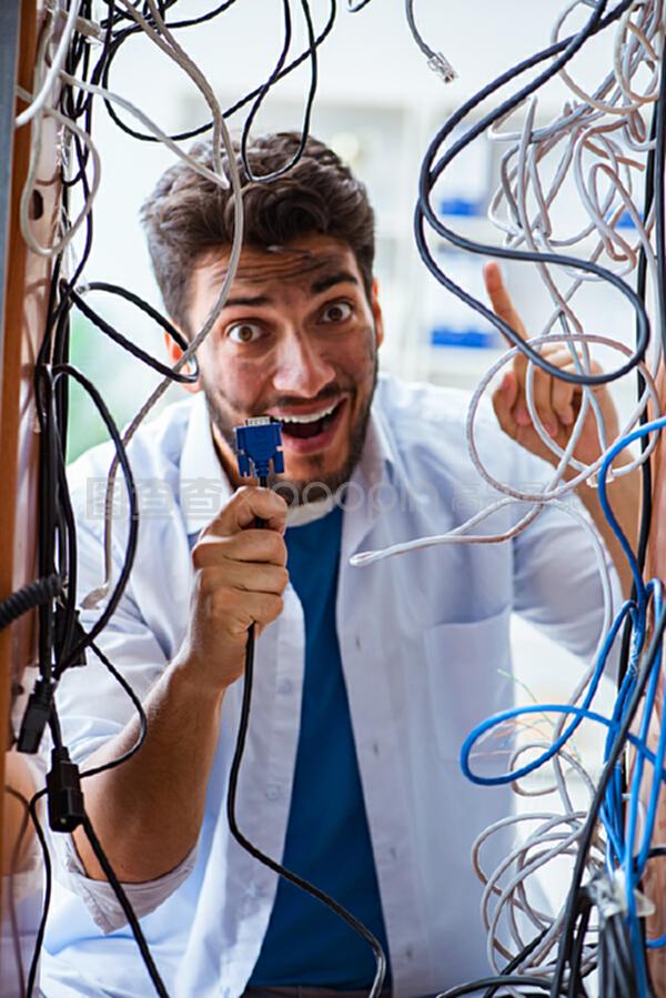 电工操作中的安全警示 修复概念中的电线时需谨慎